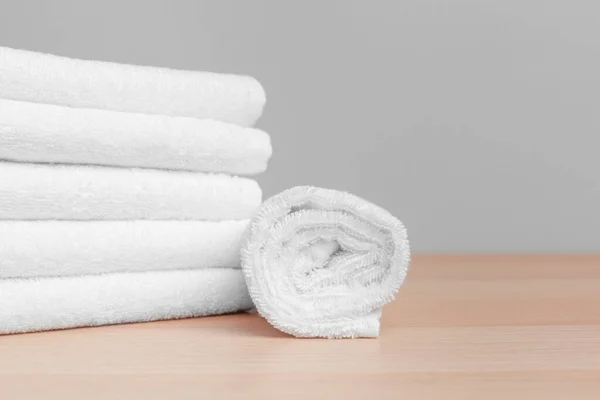 Limpie las toallas suaves sobre el fondo de color. De cerca. . — Foto de Stock