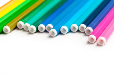 Renkli Keçeli Kalemler beyaz arkaplanda izole edilmiş.