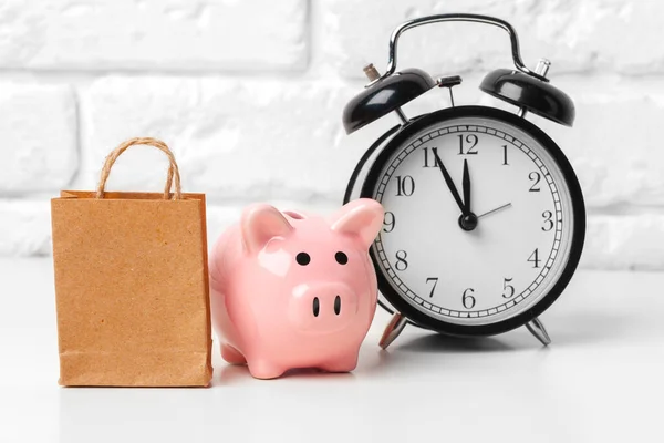 小猪银行节省硬币和闹钟、时间和金钱的概念. — 图库照片