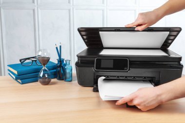 Ofisteki fotokopi makinesinin fotokopisini çeken tanınmamış genç bir iş kadını.