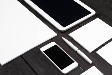 Ahşap arkaplan kağıdı, kartvizit, kitapçık, çarşaf vs. üzerine boş kırtasiye seti