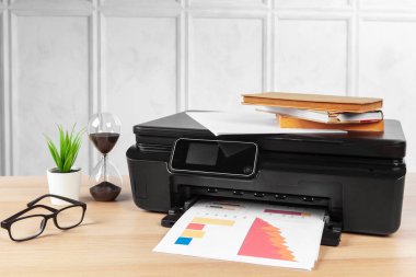 Ofiste yazdırma, kopyalama ve tarama için çok fonksiyonlu yazıcı makinesi hazır