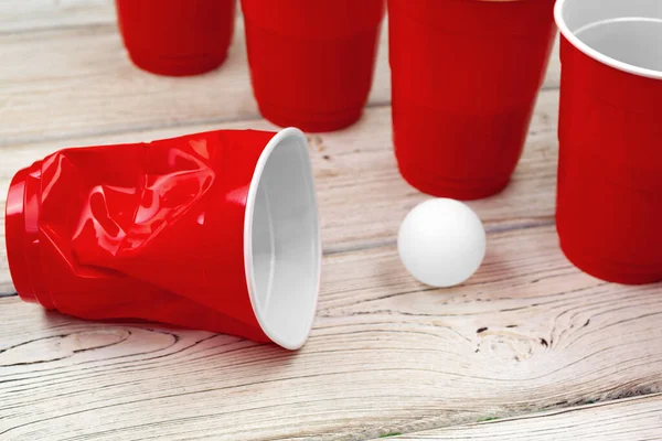 Tazas para el juego Pong de cerveza en la mesa —  Fotos de Stock