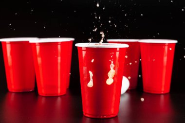 Oyun kupaları masada bira pong