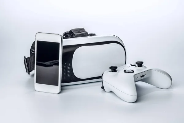 Gafas de realidad virtual y almohadilla de juego aisladas sobre fondo blanco. —  Fotos de Stock
