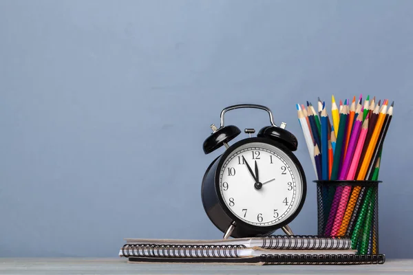 Mit Büchern und Wecker zurück in die Schule — Stockfoto