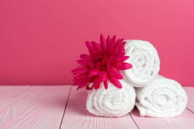 Tahta masadaki çiçekli yumuşak havlular.