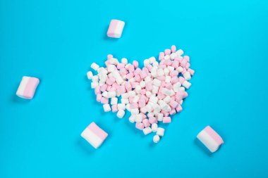 Marşmelov mavi kağıdın üzerine serilmişti. Pastel dokulu desen.