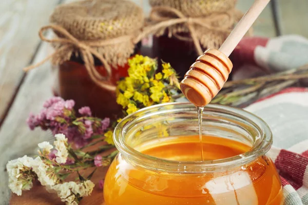 Fondo de miel. Dulce miel en tarro de vidrio sobre fondo de madera. —  Fotos de Stock