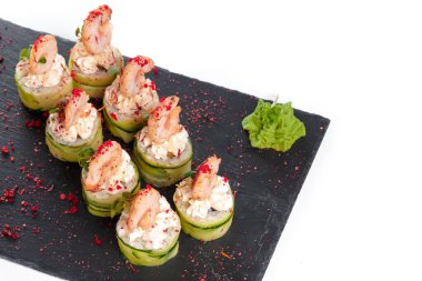 Suşi ile siyah dikdörtgen tabak, beyaz üzerine izole.