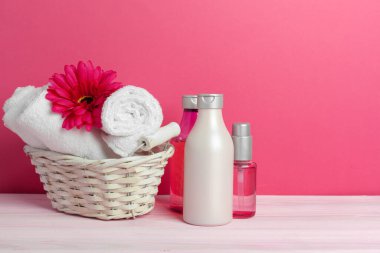 Ahşap masada güzel bir spa kompozisyonu. Kapat..