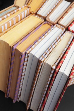Bir sürü kitap yığını. Makro fotoğraf. Kapat..