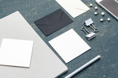 Kırtasiye ahşap arka planda maket yapıyor. Tepkili tasarım şablonu. Markalaşma kimliği modeli