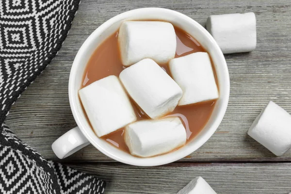 Chocolate quente com marshmallows na mesa. Fechar . — Fotografia de Stock