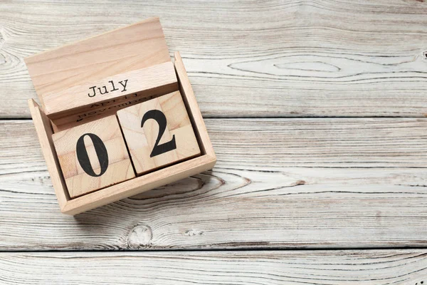 2 juli houten, vierkante kalender. zakenreis of vakantie planning achtergrond — Stockfoto