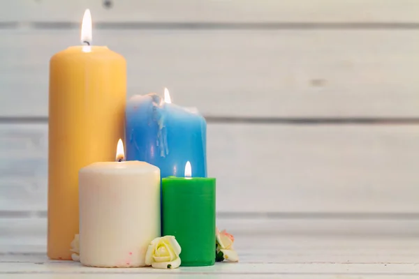 Hogar encender velas en la mesa de madera. De cerca. . — Foto de Stock