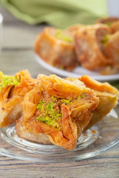 Un pezzo di baklawa su un piatto su un tavolo, vista dall'alto, baklava, festa trattare ramadan dessert tradizionale — Foto Stock