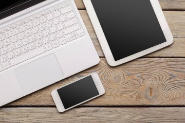 Bilgisayarı dijital tablet ve beyaz akıllı telefonla aç Üst görünümü kapat