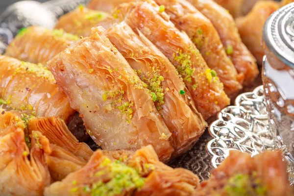 Baklava de postre árabe turco con miel y nueces en un plato de plata — Foto de Stock