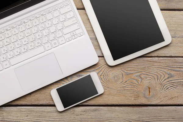 Bilgisayarı dijital tablet ve beyaz akıllı telefonla aç Üst görünümü kapat