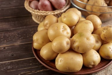 Ahşap arka planda taze patates. Kapat..