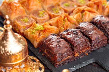 Tahta Masa 'da geleneksel Baklava. Kapat..
