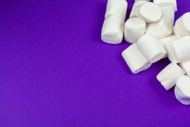 Marshmallow menekşe kağıda serilmiş..