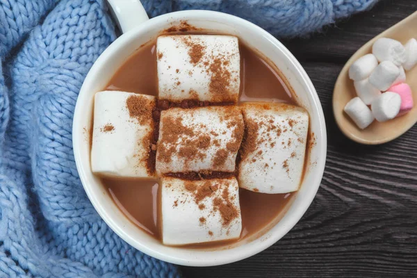 Chocolate quente com marshmallows na mesa. Fechar . — Fotografia de Stock
