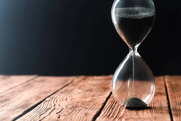 Reloj de arena moderno sobre fondo de madera. De cerca. . — Foto de Stock