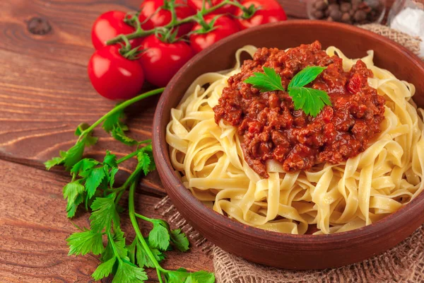 Pasta met vlees, tomatensaus en groenten op tafel — Stockfoto