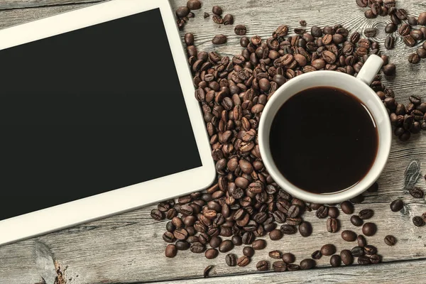 業務用デジタルタブレット付きモーニングコーヒーカップ — ストック写真