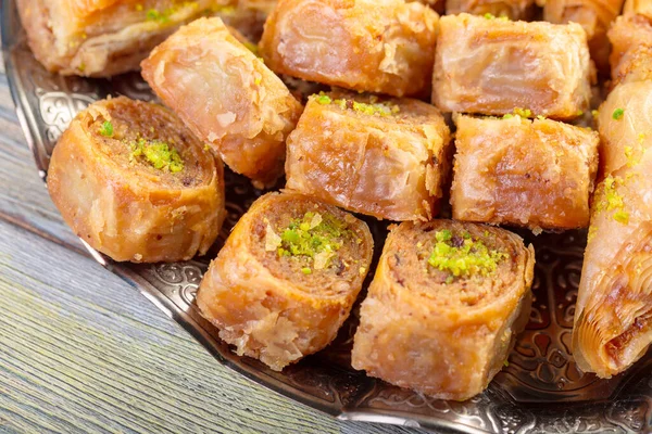 Bonbons turcs baklava et plateau oriental en métal sur fond en bois — Photo