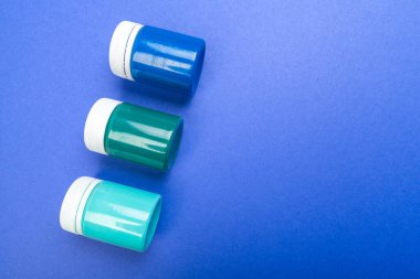 Sanat için plastik boya şişeleri. Kapat..