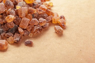 Tahta kahverengi arka planda sağlıklı kamış şekeri