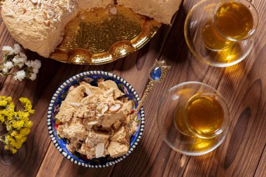Masada çay ile nefis bir halva.