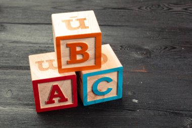 Alfabe blokları ABC 'yi kapatır, eğitim kavramı