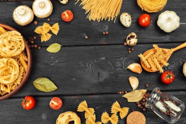 Çiğ İtalyan makarnasının en üst görüntüsü. Kapat..