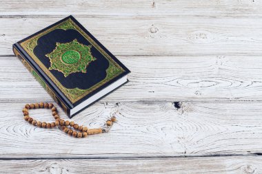 İslami kutsal kitap ahşap masanın üzerinde. Kapat..
