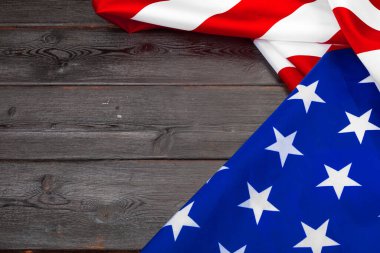 Tahta arka planda Amerika Birleşik Devletleri bayrağı. ABD Gaziler, Anma, Bağımsızlık ve İşçi Bayramı.