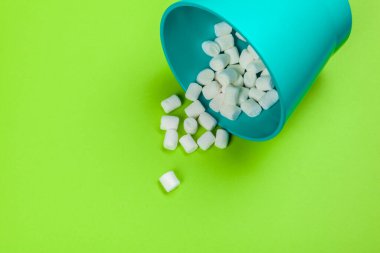 tatlı marşmelov, yeşil arka planda şeker, üst manzara