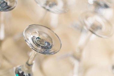 Birkaç tane aynı boş bardak. Makro fotoğraf. Kapat..