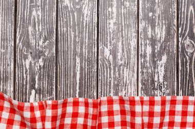 Tahta masadaki kareli masa örtüsü. Kapat..