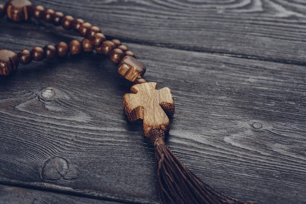 Holzkreuz auf Holzgrund. Nahaufnahme. — Stockfoto