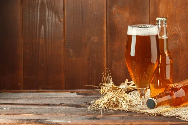 Cerveja de vidro no fundo de madeira. Fechar . — Fotografia de Stock