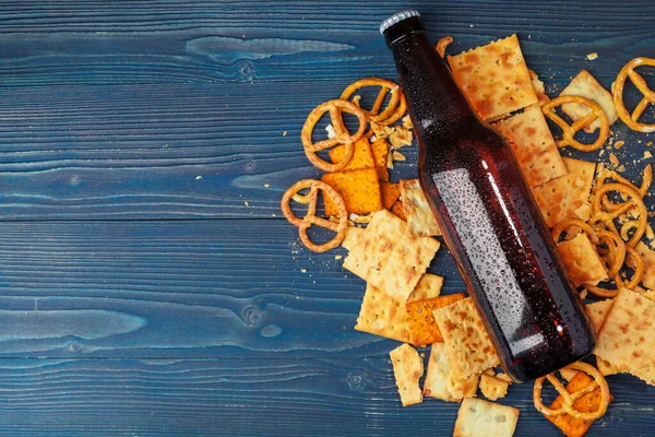 Una selección de cerveza y aperitivos sobre fondo de madera — Foto de Stock