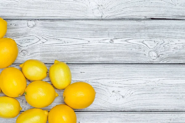 Limones frescos sobre mesa de madera. De cerca. . —  Fotos de Stock