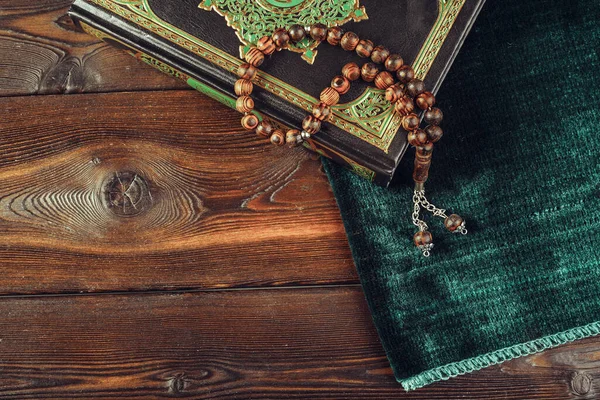 Islamska święta księga na drewnianym stole. Zamknij się.. — Zdjęcie stockowe