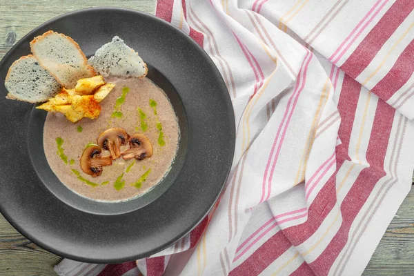 Cream of mushroom soup in dark bowl. Homemade creamy soupe with sliced boletus mushrooms. — Stock Image Cream of mushroom soup in dark bowl. Homemade creamy soupe with sliced boletus mushrooms. Royalty Free Stock Images