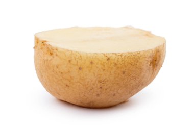 Beyaz arka planda izole edilmiş çiğ sarı patates