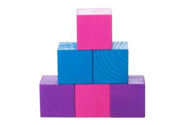 Tahta bloklar beyaz arka planda izole edilmiş. Kapat..